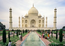 Agra;-Architecture;-Charbagh;-Cypresses;-Garden;-India;-Kaleidos;-Kaleidos-images;-La-parole-à-limage;-Mausoleum;-Minarets;-Mughal;-Mumtaz-Mahal;-Pool;-Shah-Jahan;-Stories-Pictures;-Taj-Mahal;-Tarek-Charara;-UNESCO;-Uttar-Pradesh;-Visitors;-World-Heritage